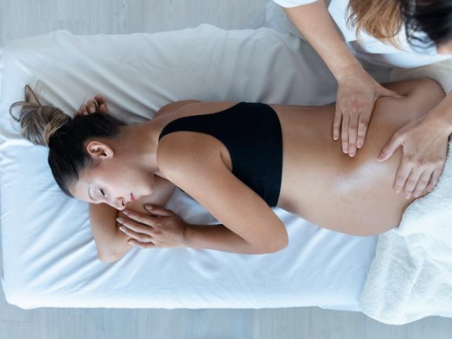 Comment se déroule la première séance chez un ostéopathe pour une femme enceinte ?